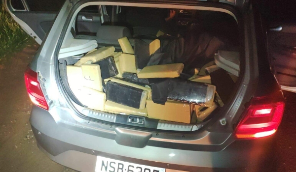 Gol todo amassado chama atenção e polícia apreende 500 kg de maconha