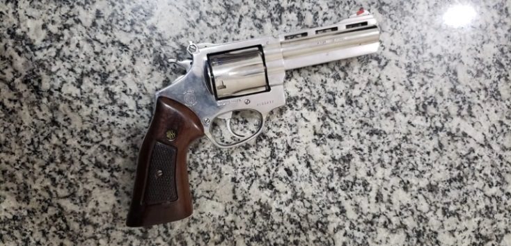 Polícia localiza arma de fogo utilizada em sequestro após prender quatro criminosos