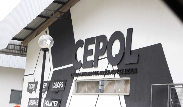 Homem é morto com golpe de faca no peito em bar da Capital