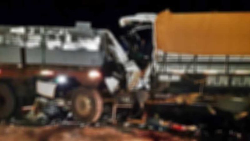 Motorista morre preso nas ferragens após colisão entre carretas na BR-158