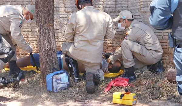 Rapaz perde controle de moto e bate em muro no Jardim Leblon