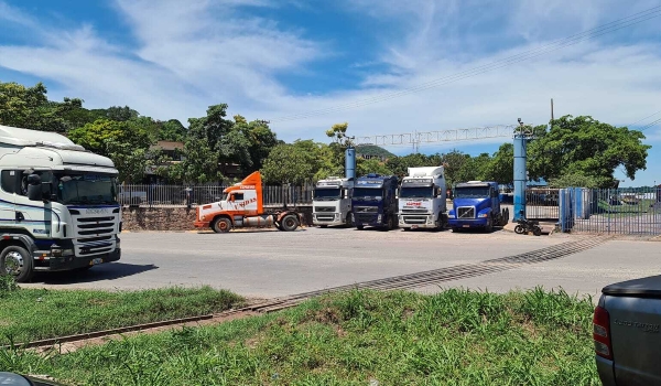 Caminhões fecham entrada de Porto Seco em último dia de manifestação