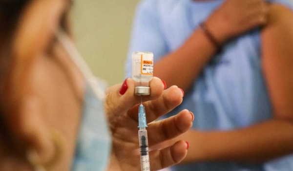 Pandemia está em estágio de transição para endemia, diz secretária de Saúde