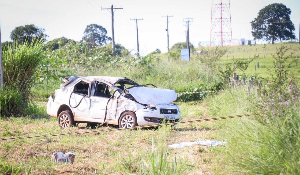 Carro girou no ar e corpo de idosa foi dilacerado em acidente