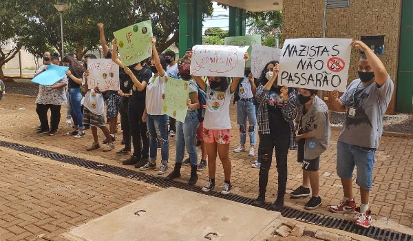 Estudantes do IFMS fazem protesto contra discurso de ódio e ameaça de morte