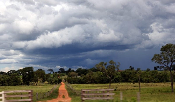 Frente fria muda o tempo, e outono começa com bastante chuva e temperaturas amenas