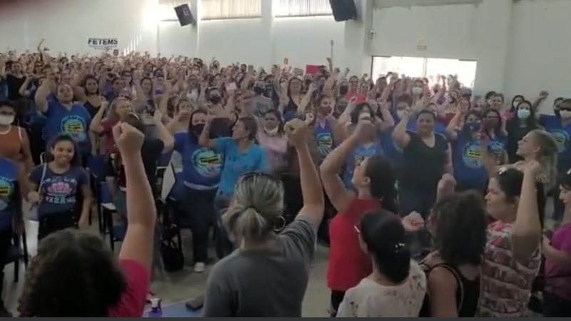 Greve de professores em Dourados chega ao 5º dia