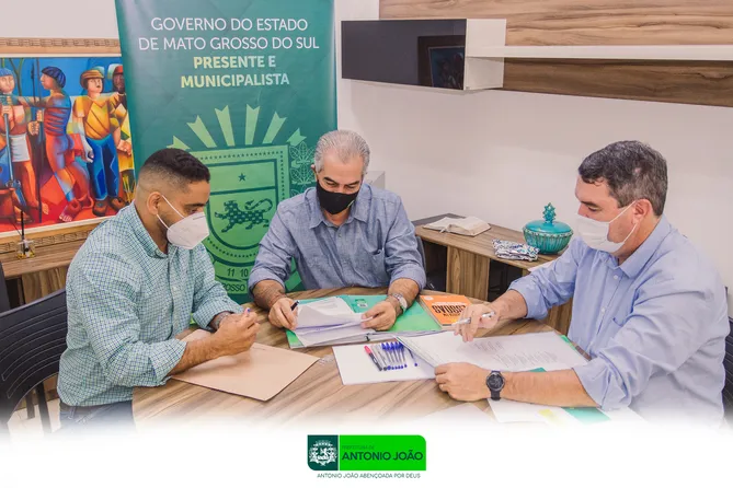 Antônio João celebra 58 anos com assinatura de ordens de serviço e entrega de ônibus