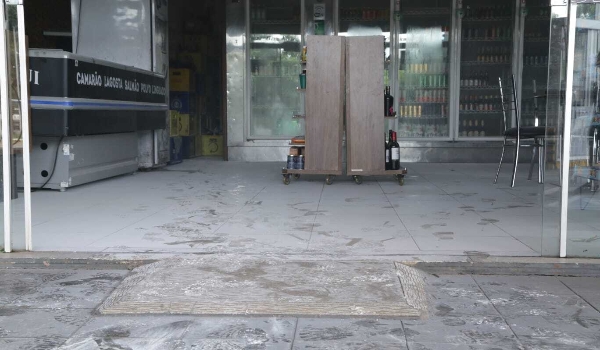 Funcionário dos Correios apaga fogo em conveniência de posto de combustíveis