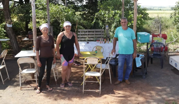 Desempregados, vizinhos se unem e vendem pão com ovo na rodovia