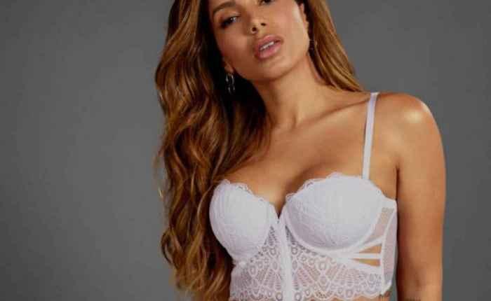 Anitta mostra brinquedos sexuais durante live