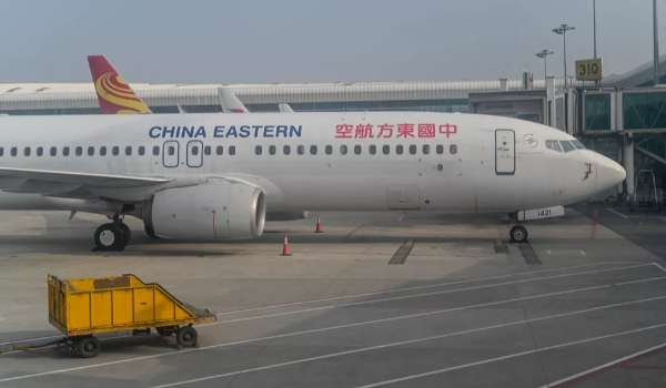 Avião com 132 pessoas a bordo cai na China