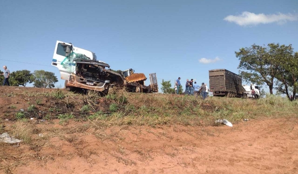 Acidente entre dois caminhões mata jovem e deixa 3 feridos na BR-262