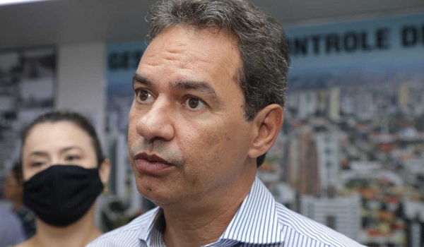 Prefeito diz que empresas e escolas não podem obrigar, mas recomendar a máscara