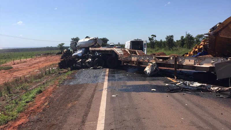 BR-262 é interditada e congestionamento chega a 8km após acidente com três carretas