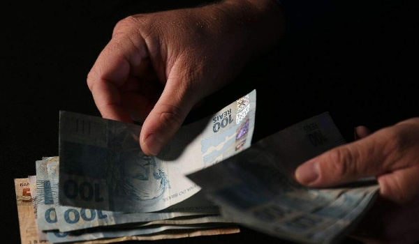 Caixa paga Auxílio Brasil a beneficiários com inscrição final 4