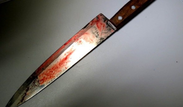 Homem é esfaqueado por esposa e ao fugir cai em frente a uma viatura da PM