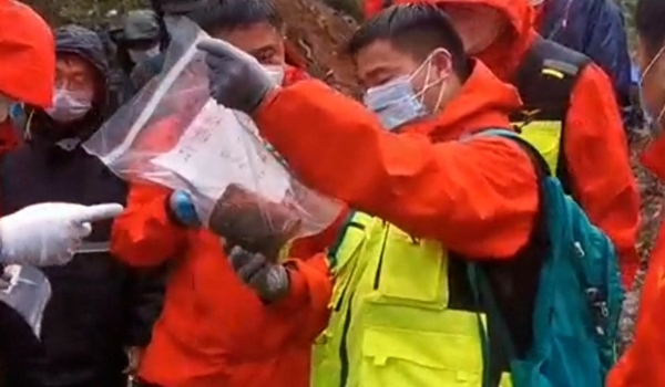 Caixa-preta de avião que caiu na China é encontrada nesta quarta-feira (23); veja imagem 