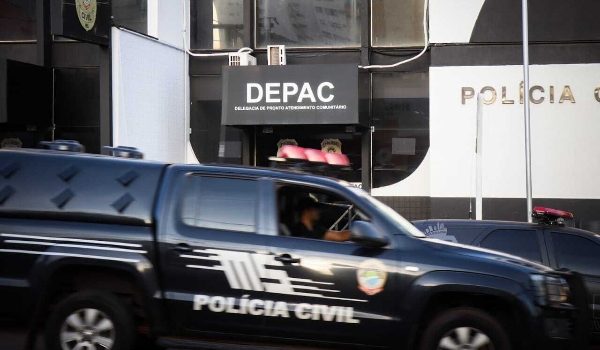 Mulher é levada por bandidos durante roubo de caminhonete na saída de festa