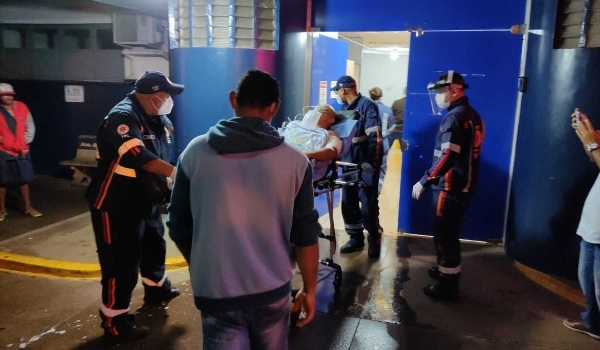 Trabalhadores são baleados na troca de turno em frigorífico