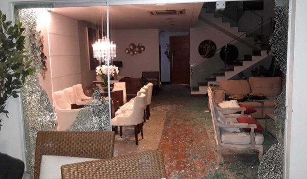 Polícia recolhe 226 cápsulas em mansão de traficante alvo de atentado a tiros