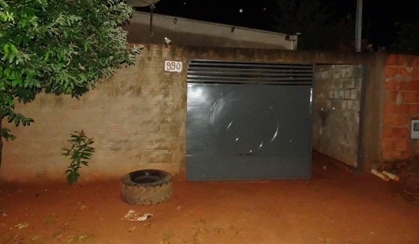 Mulher é encontrada morta e nua com ferimentos na cabeça em sala de casa