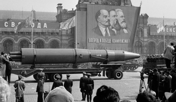 Por que só a Rússia manteve armas nucleares após a queda da União Soviética?