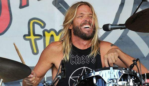 Taylor Hawkins, baterista do Foo Fighters, morre aos 50 anos
