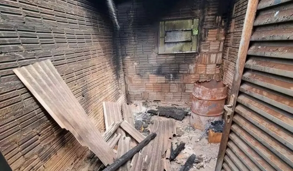 Abrigado em chácara, morador de rua ataca mulheres com foice e incendeia casa