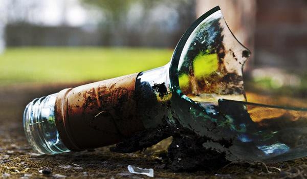 Jovem perde olho em briga generalizada ao ter garrafa arremessada contra rosto