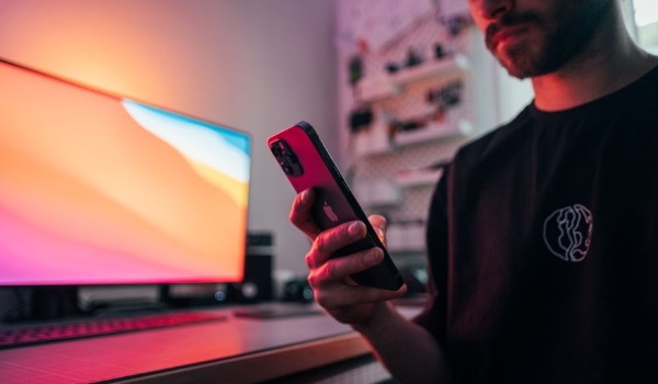 Estudo: divulgação não autorizada de imagens íntimas impacta saúde mental de mulheres