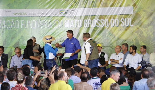 Bolsonaro entrega 2.600 títulos de terras em MS