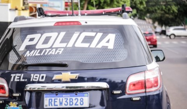 Grávida de 5 meses tenta invadir casa de idosa em MS e danifica viatura ao ser presa