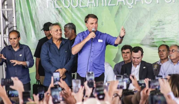 Em MS, Bolsonaro culpa isolamento pelo aumento da gasolina: ‘fica em casa, a economia a gente vê depois’