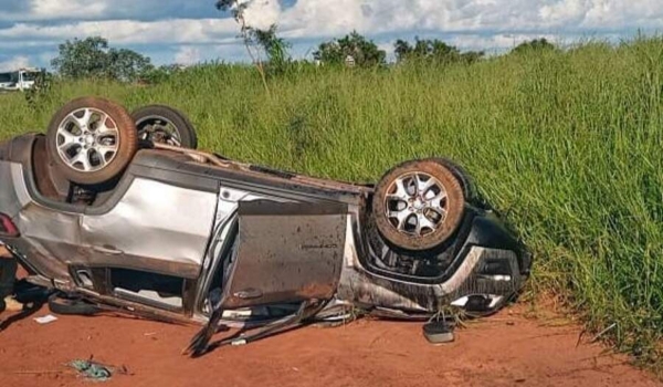 Motorista fica ferida depois de perder o controle e Jeep capotar