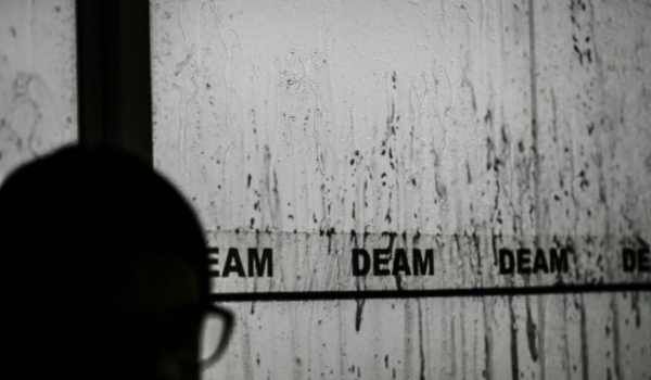 Mulher é espancada com socos e cabo de vassoura ao negar dinheiro para marido comprar cigarros