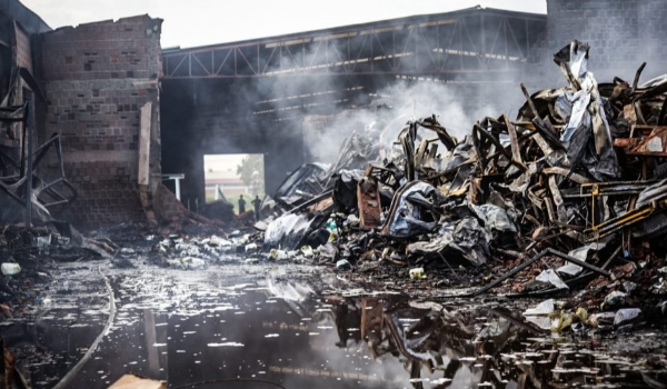 Explosão durante rescaldo de galpão incendiado deixa bombeiro ferido em Campo Grande