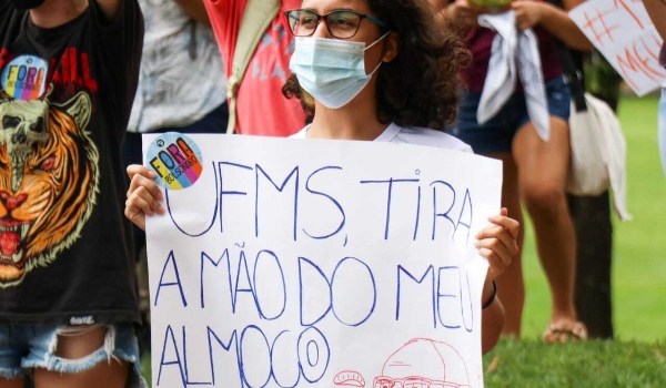 Alunos protestam contra aumento de 233% em restaurante universitário da UFMS