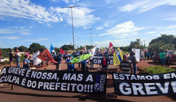Greve já dura 16 dias e professores municipais voltam a bloquear rodovia