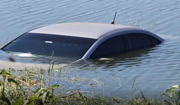 Motorista perde controle da direção e cai com carro dentro de lagoa