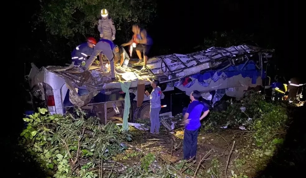 Ônibus sai de MS, capota no Paraná e 10 morrem