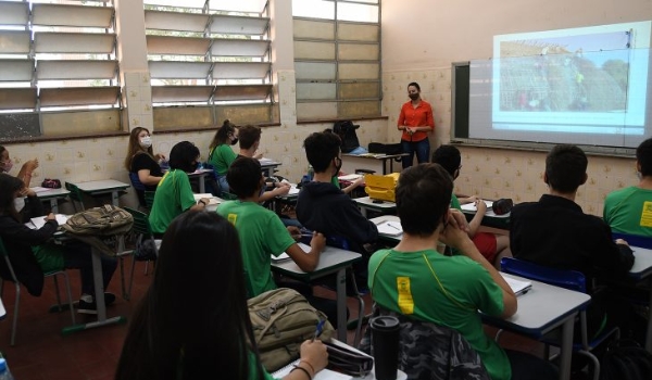 Professores convocados do Estado recebem salários na sexta com reajuste de 20%
