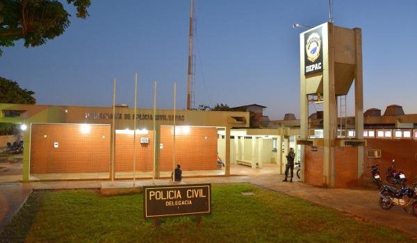 Idosos são trancados dentro de banheiro de casa durante roubo de carro e joias