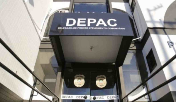 Bêbado, policial civil aposentado bate carro em árvore e acaba na delegacia