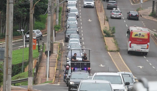 Agentes patrimoniais fazem carreata contra monitoramento remoto em escolas