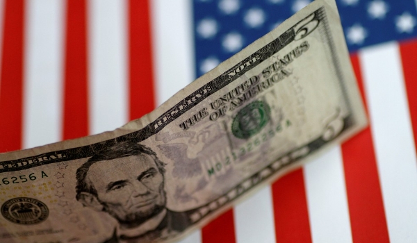 Dólar opera em queda e chega a R$ 4,68