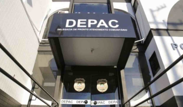 Após abordagem policial, irmãos xingam PMs e vão preso por desacato