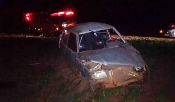 Motorista é lançado para fora de carro após capotagem em estrada