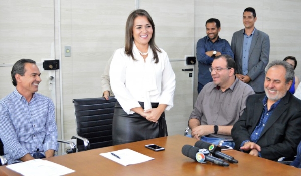 Prefeita Adriane Lopes toma posse no cargo nesta segunda-feira