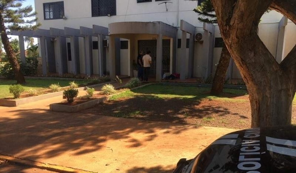 Polícia apura morte de homem de 55 anos encontrado em calçada de igreja